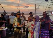 Dirut PT Cahaya Mario Group Rayakan Ulang Tahun Pernikahan di Kapal Bali Pirates