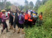 Personel Kodim 1419/Enrekang Bersama BPBD Kab. Enrekang Bantu Atasi Bencana Longsor di Dusun Rampanan Desa Tallang Rilau Kec. Bungin