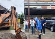 Bupati Terpilih Sidrap Bersihkan Drainase, Antisipasi Banjir di Musim Hujan