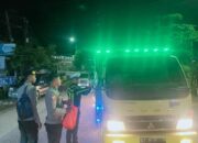 Wakapolres Enrekang Kompol Sulkarnain Pantau Pos Pengamanan Ops Lilin 2024 , Dengan Aksi Bagi Makanan ke pengendara.