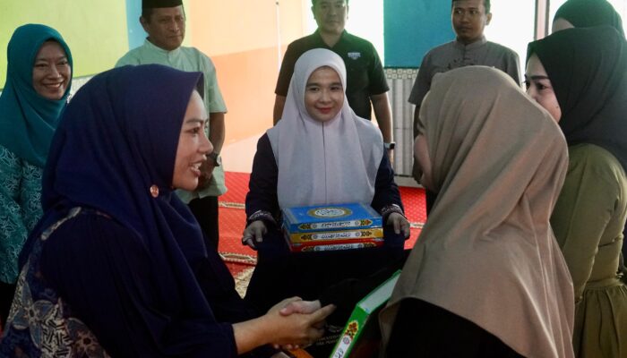 Ketua TP PKK Sidrap Serahkan Al-Qur’an ke Rutan Kelas IIB