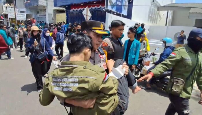 Wakapolres Parepare Gendong Mahasiswa Pingsan di Tengah Aksi Demo