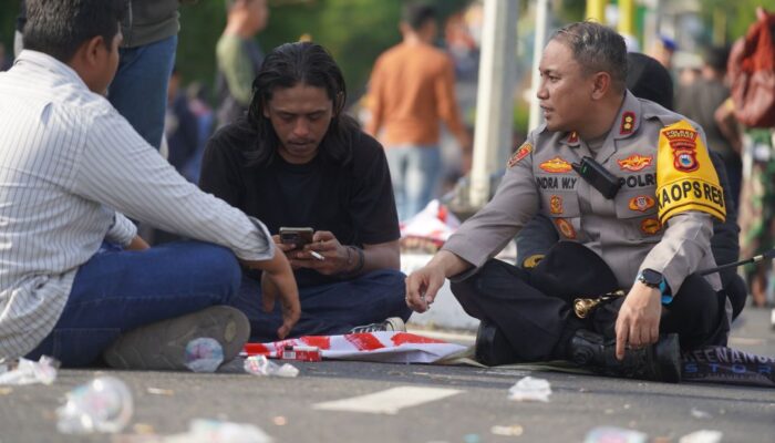 Kesampingkan Pangkat dan Jabatan, Kapolres Parepare Duduk Berbaur dengan Mahasiswa di Aksi Unjuk Rasa DPRD