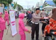 Bulan Suci Ramadhan : Polsek Panca Rijang Bersama Bayangkari Bagikan Takjil Bagi Warga dan Pengendara