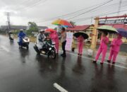 Polsek Tellu Limpoe Bersama Bayangkari Bagikan Takjil Kepada Pengguna Jalan