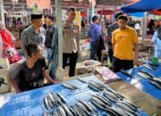 Sinergitas Polsek Pitu Riase Dengan Pemkec dan Pemdes Compong Amankan Pasar dan Jamin Sembako Jelang Hari Raya Idul Fitri.