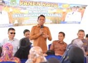 Panen di Wala, Bupati Sidrap Semangati Petani Kejar Target 10 Ton